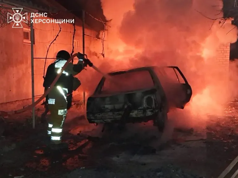 Российский дрон ударил по автомобилю в Нововоронцовке на Херсонщине