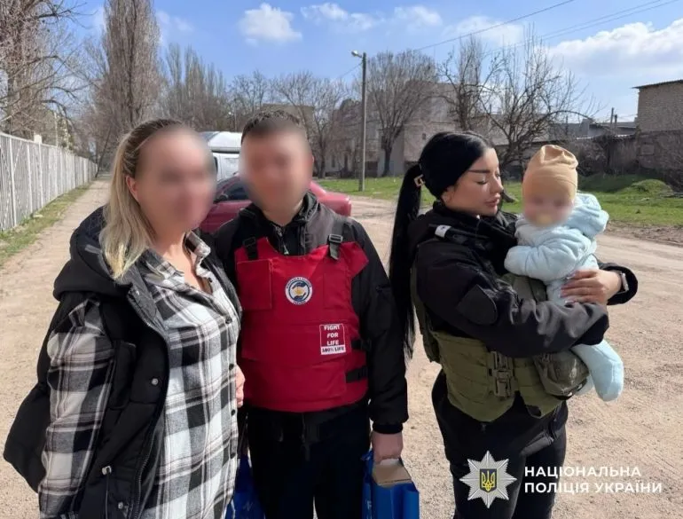 Полиция эвакуировала семьи с детьми в Херсонской области под обстрелами