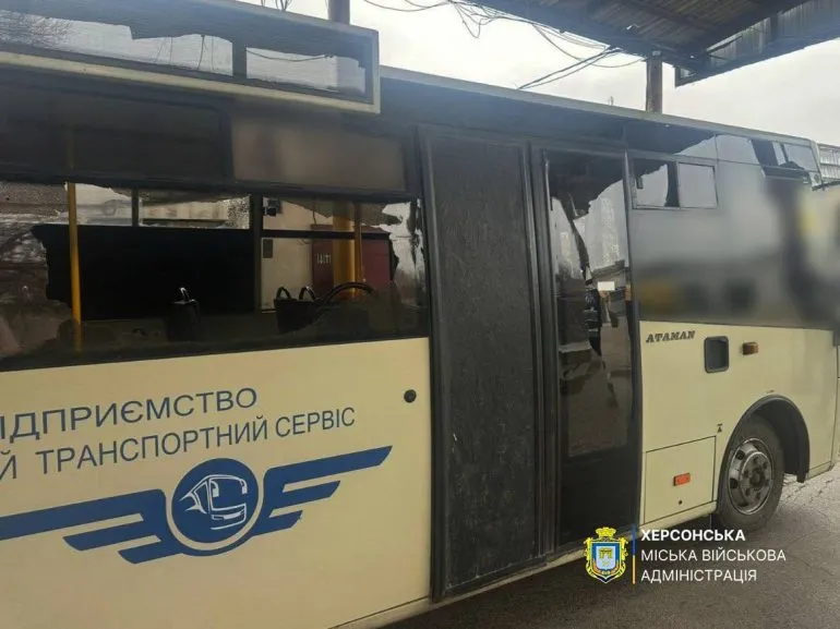 Обстріл автобуса у Корабельному районі: водій не постраждав