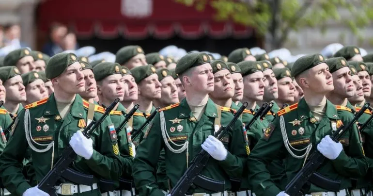 Кремль пояснив, чому парад 9 травня проходитиме без військової техніки