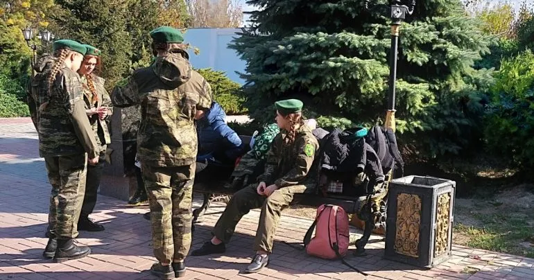 СБУ подозревает чиновников России в подготовке детей в Крыму к войне