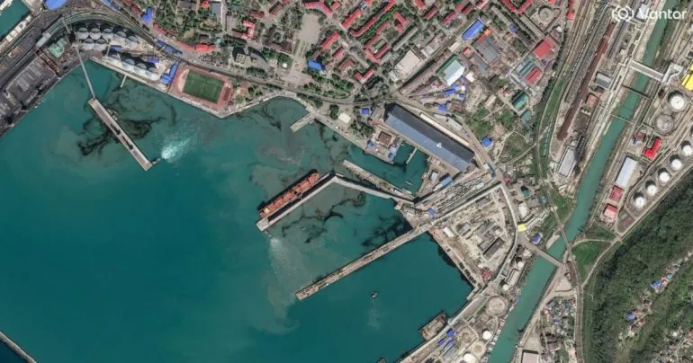 Нафтопродукти з Туапсе потрапили в море після атак дронів