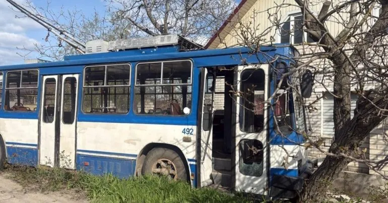 Троллейбус в Херсоне под обстрелом: водитель погиб от ранений