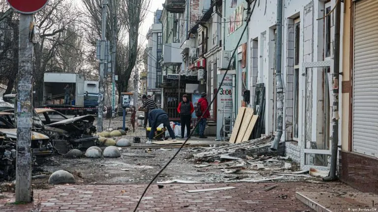 Пошкодження закладів освіти та медицини в Херсоні через російські обстріли