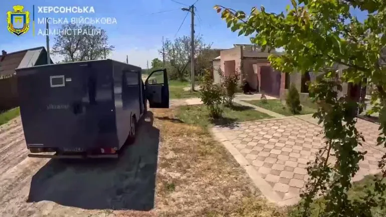 Евакуация семьи с ребенком из Комышан под атакой российского дрона