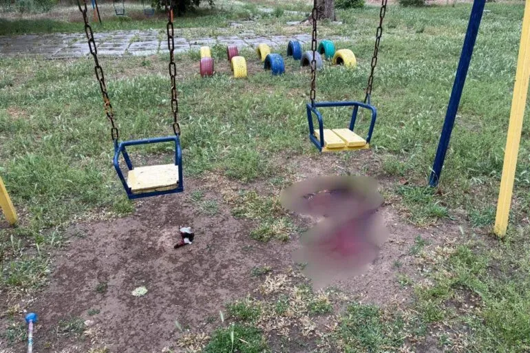У Херсоні наслідки удару по дитячому майданчику вразили містян