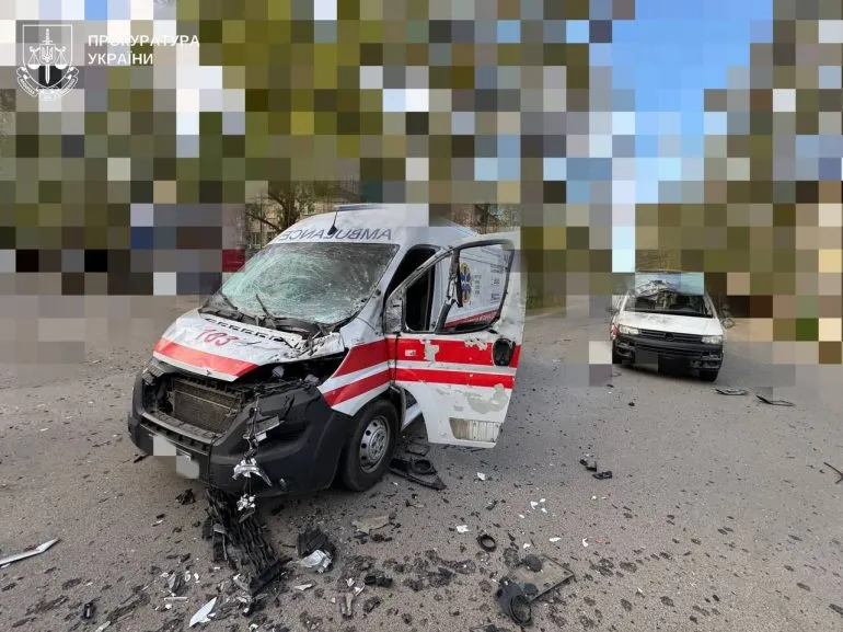Обстрел кареты скорой помощи в Херсоне: российские военные нанесли удар
