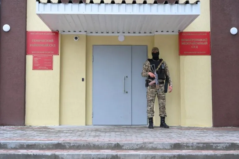 Оккупационный суд в Херсоне приговорил женщину к 6,5 годам за хранение гранаты