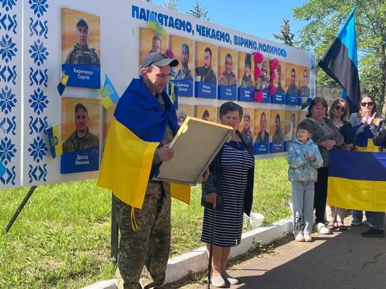 На Херсонщине освобожденный военный снял свое фото с Аллеи Надежды